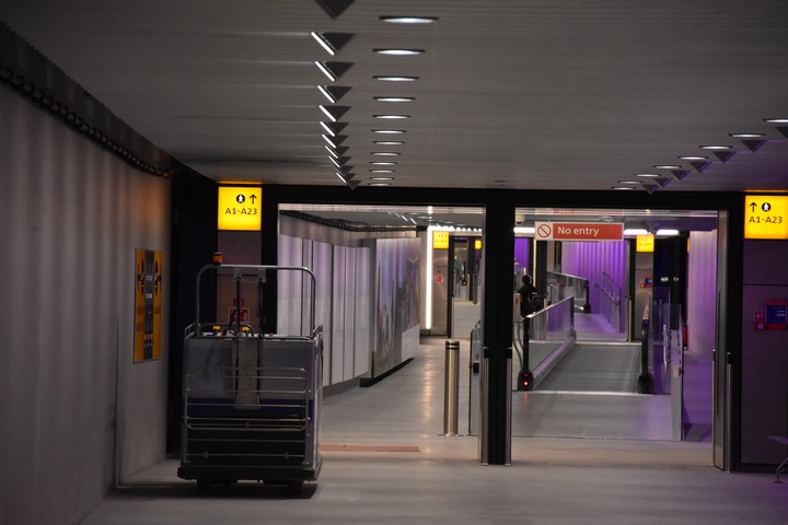 London Heathrow Verbindungstunnel Terminal 5 / BA9 LHR-BKK