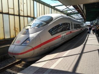 ICE der Deutschen Bahn im Hauptbahnhof Duisburg