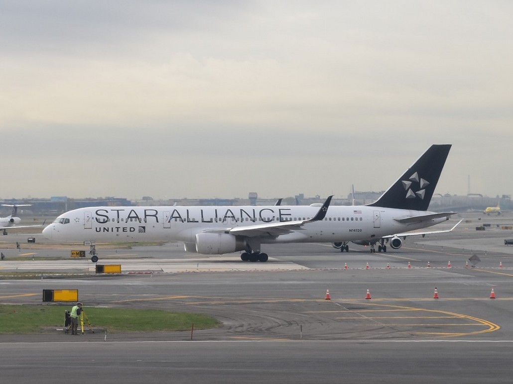 United Airlines Airbus Boeing 757-200 in Star Alliance Livery