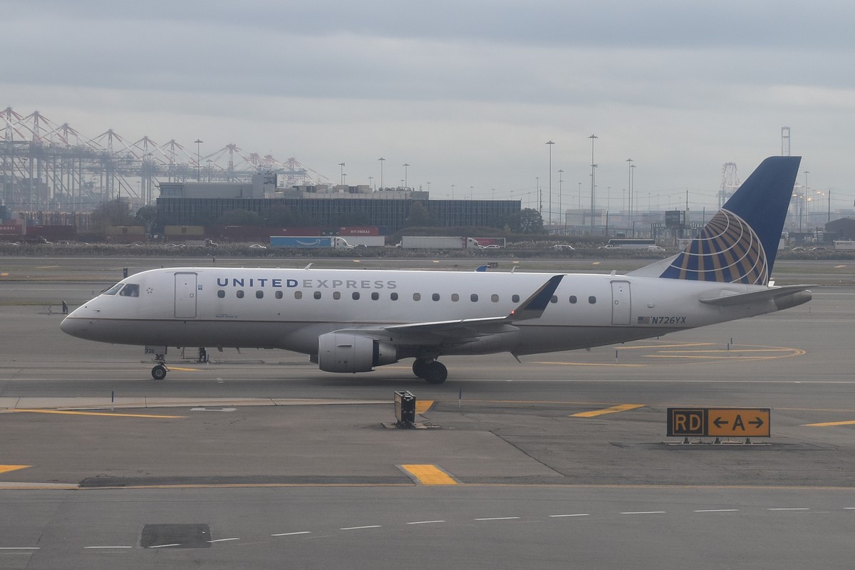 United Airlines Airbus Embraer 175