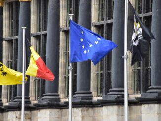 Flaggen vor dem Rathaus in Gent