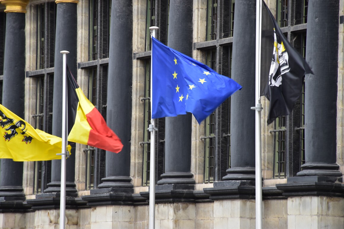Flaggen vor dem Rathaus in Gent