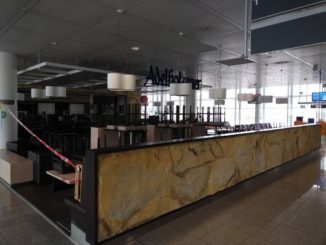 Wegen Coronavirus geschlossenes Restaurant im Flughafen München Terminal 2