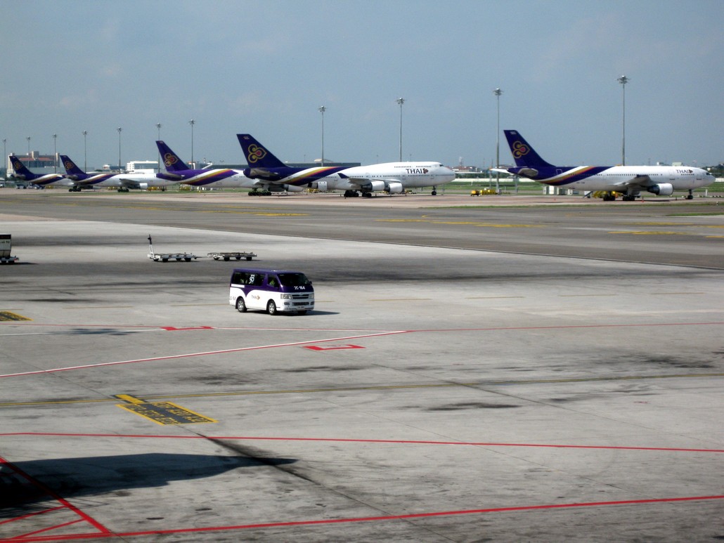 Flugzeuge von Thai Airways in Bangkok Suvarnabhumi