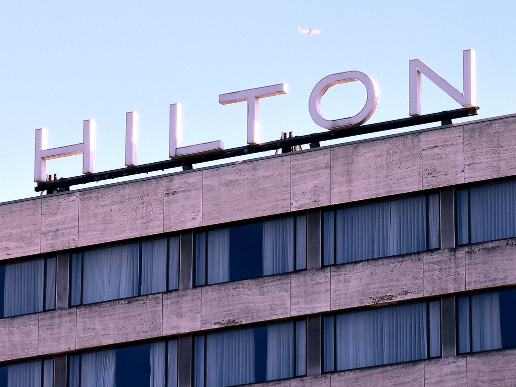 Hilton Schriftzug auf dem Hilton Rotterdam