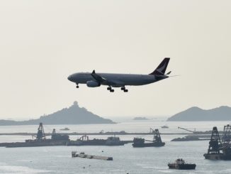 Cathay Dragon Airbus A330-300 im Anflug auf den Hong Kong Airport