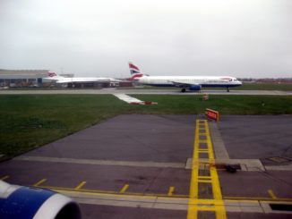 British Airwaways Airbus A321 und abgestellte Concorde in London Heathrow