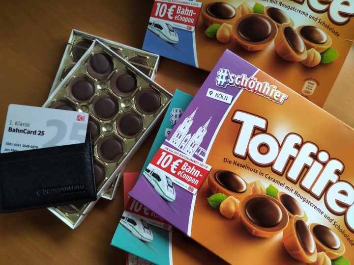 Es gibt von Storck in Toffifee und Knoppers Packungen 10 EUR Bahn Gutscheine für Fahrten zwischen 01.08.2026 und 01.12.2026