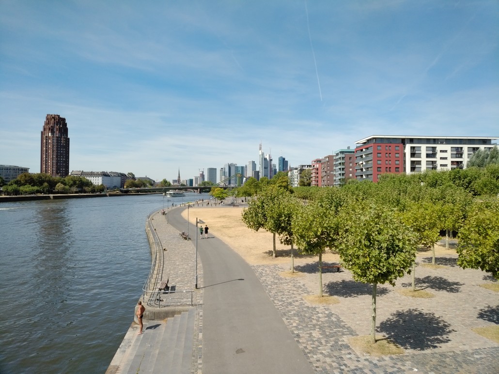 Skyline von Frankfurt mit Lindner Hotel & Residence Main Plaza in Frankfurt