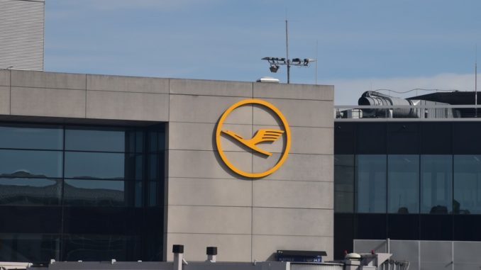 Lufthansa Logo am Flughafen Frankfurt am Main