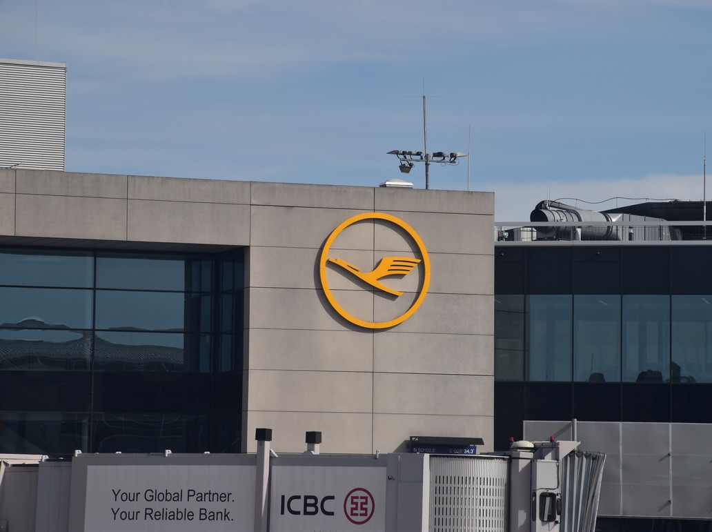 Lufthansa Logo am Flughafen Frankfurt am Main