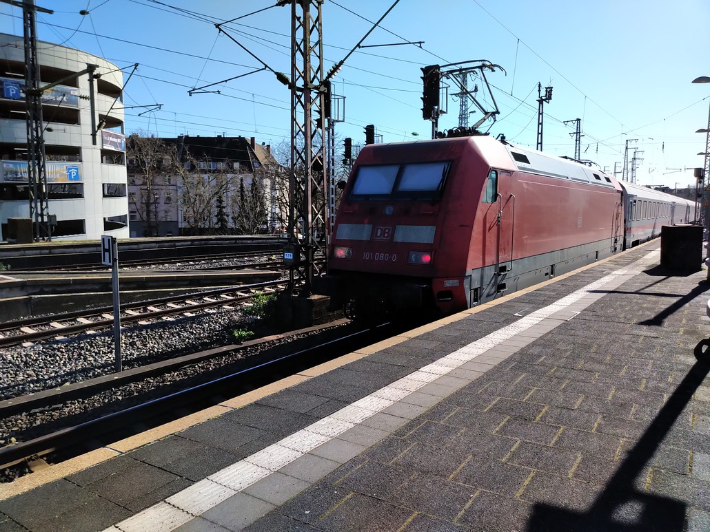 IC am Düsseldorfer Hauptbahnhof