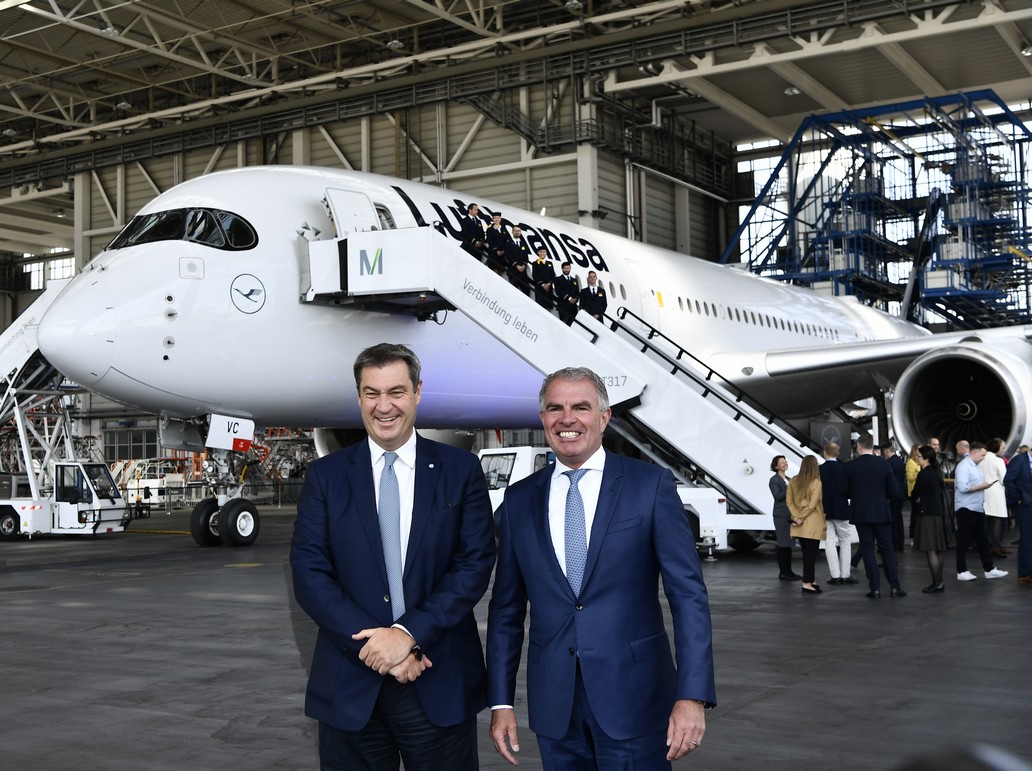 Taufe des neuen Lufthansa Airbus A350 Ende April 2022 auf den Namen München durch Carstren Spohr und Markus Söder