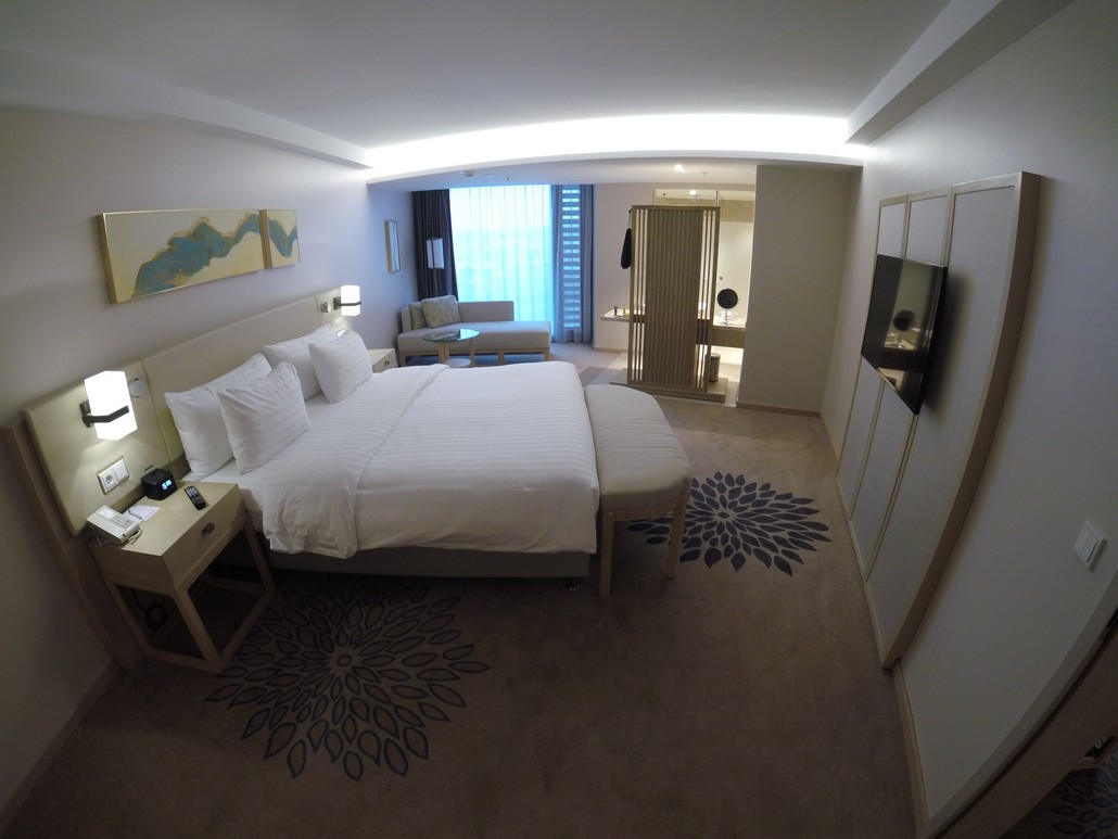 Schlafzimmer einer Junior Suite im Delta Offenbach