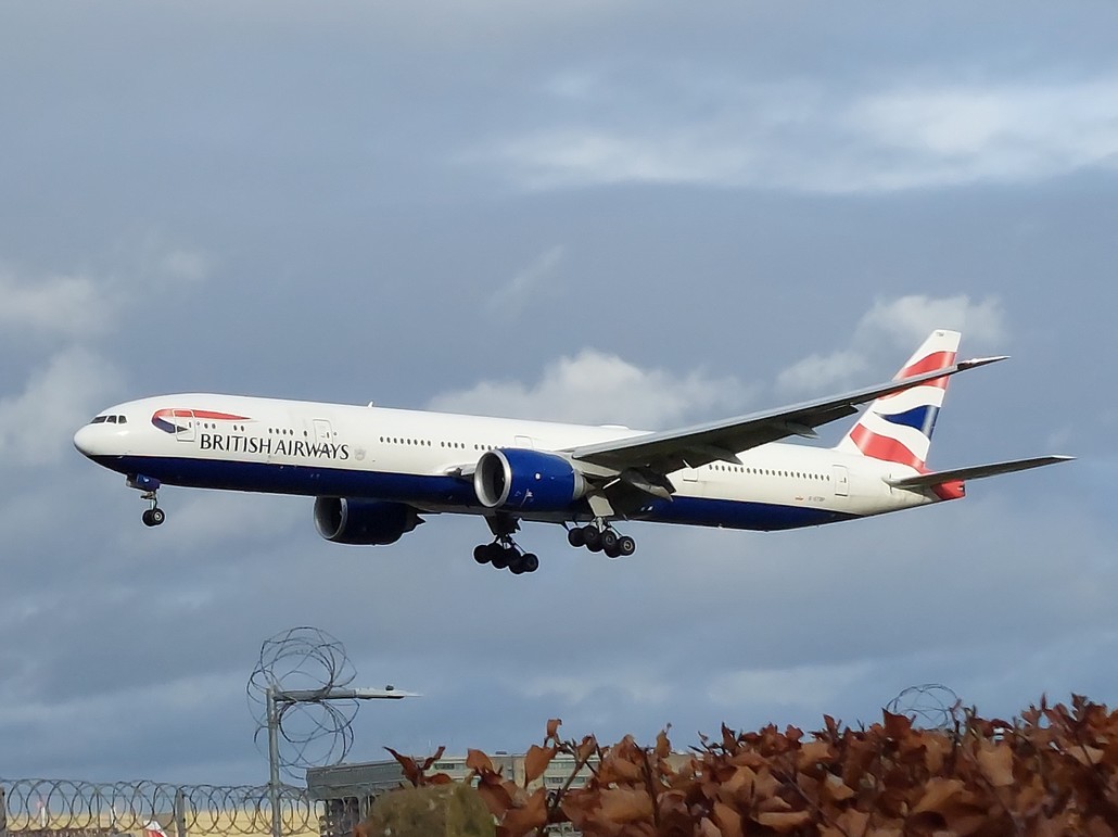 British Airways Boeing 777 im Anflug auf London Heathrow