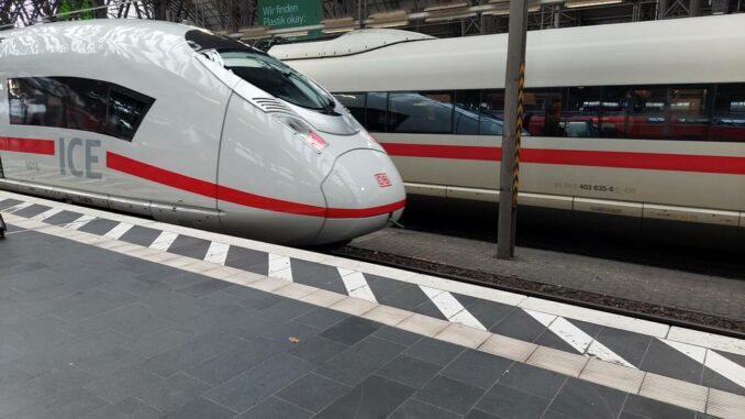ICE im Hauptbahnhof Frankfurt