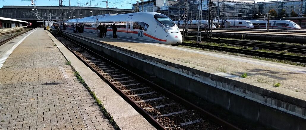 Züge verschiedener ICE Generation am Bahnhof München