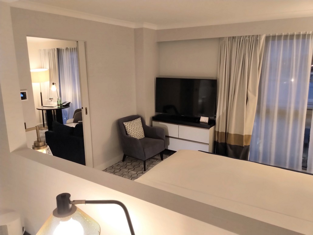 Schlafzimmer einer Junior Suite im Hilton Wien City