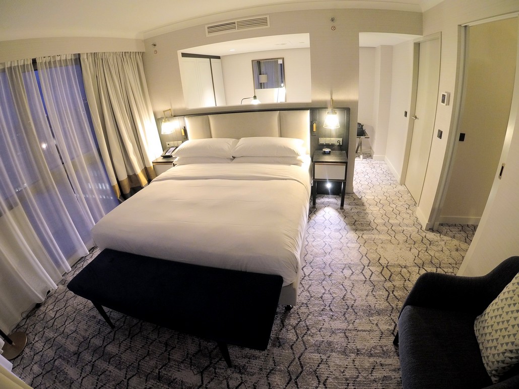 Schlafzimmer einer Junior Suite im Hilton Wien City